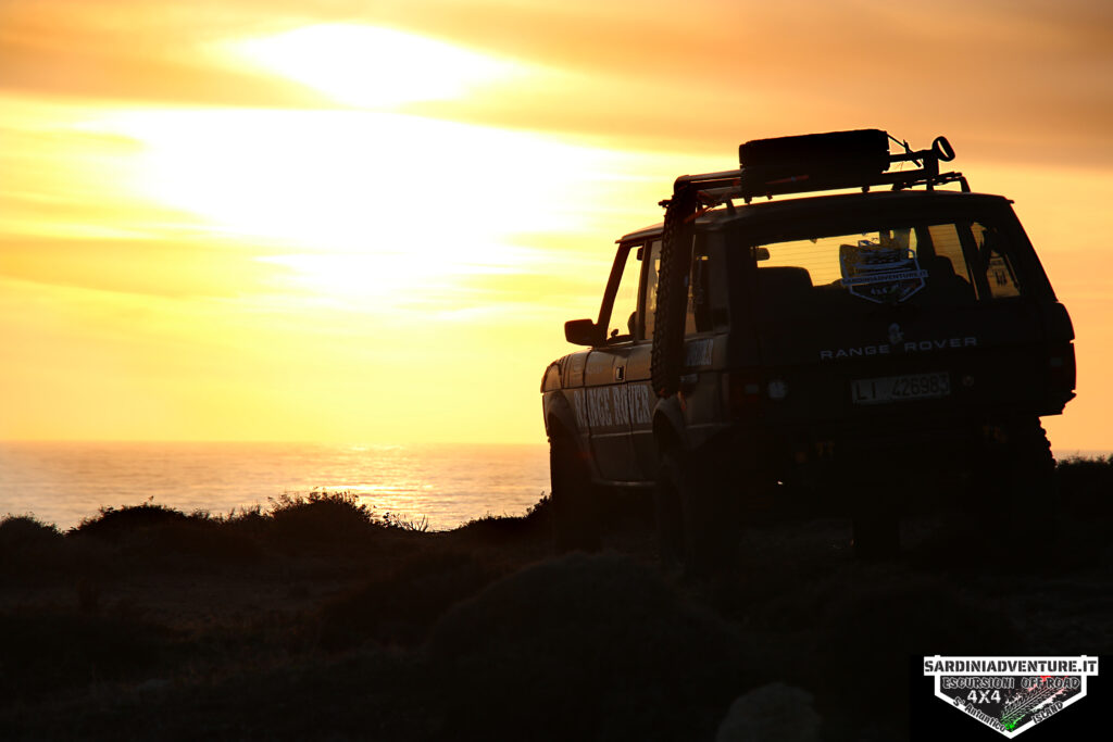 fuoristrada al tramonto